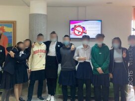 Ученики НИШ в Алматы после гибели восьмиклассника устроили акцию против сексизма