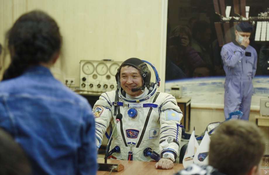 Капсула с тремя космонавтами успешно приземлилась в Казахстане