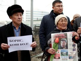 В Алматы активисты почтили память Бориса Немцова у стен российского консульства
