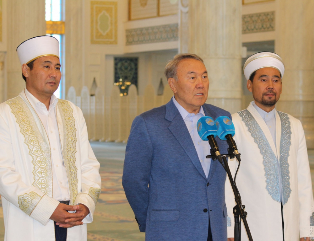 Президент посетил мечеть Хазрет Султан