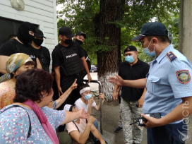 Несколько сторонников Демпартии двое суток остаются у здания департамента полиции Алматы 