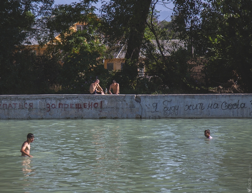 В Алматы запретили купание в трех водоемах