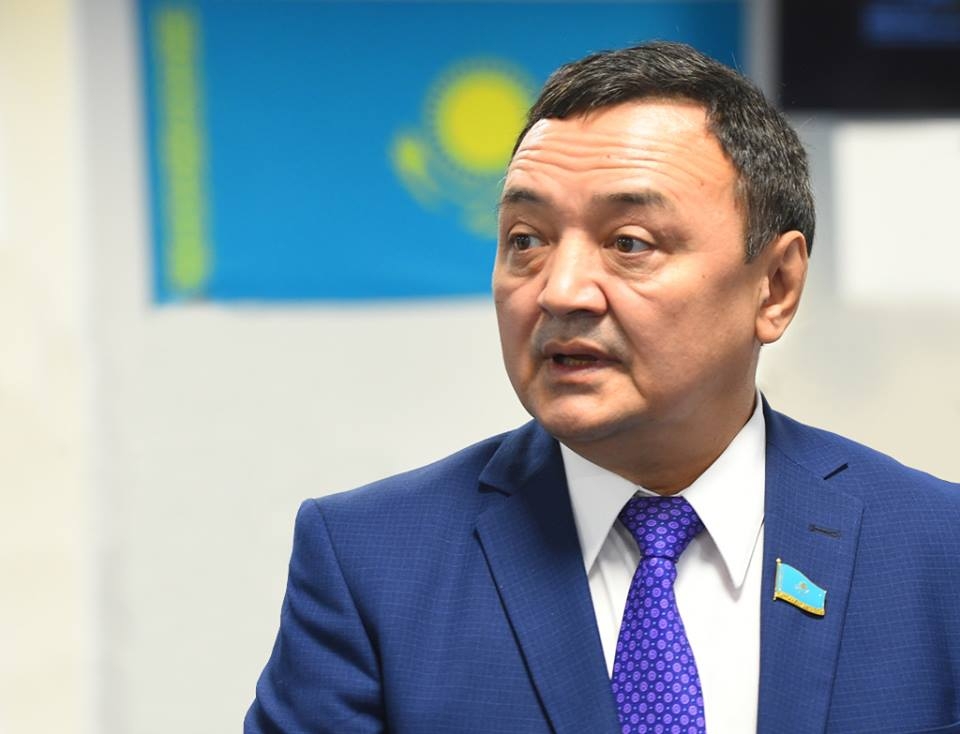 Мажилисмен Тиникеев подал заявление о сложении депутатских полномочий