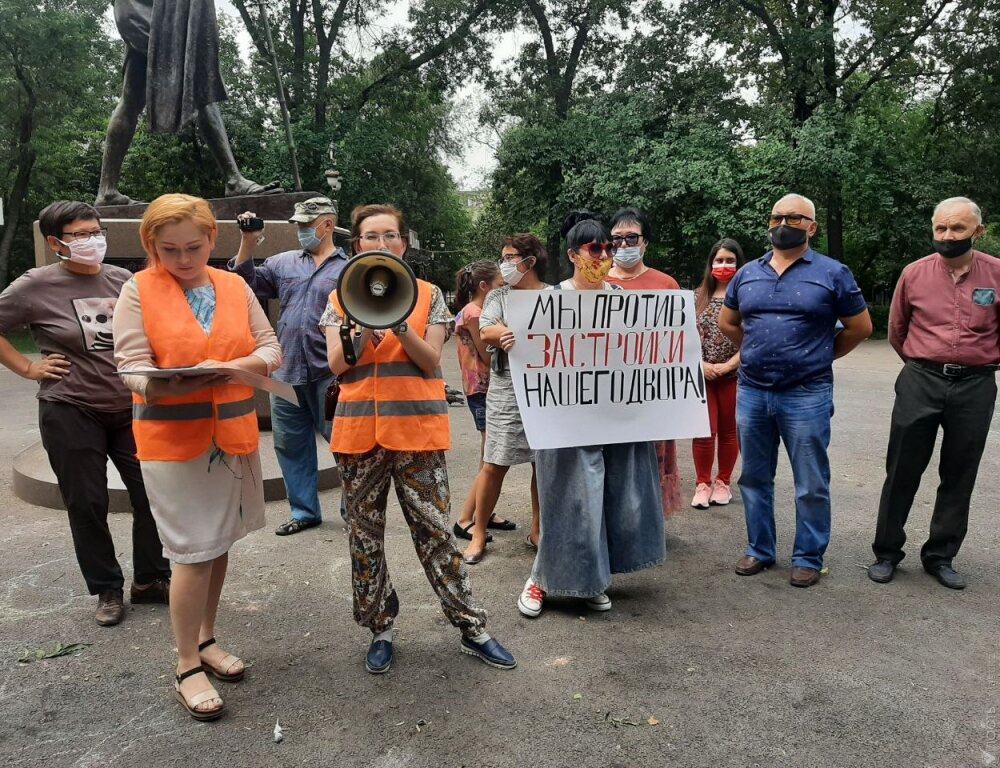 Группа жителей в Алматы протестует против строительства здания в их дворе 