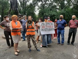 Группа жителей в Алматы протестует против строительства здания в их дворе 