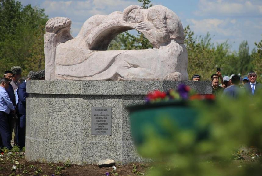 В Караганде установили памятник жертвам голодомора