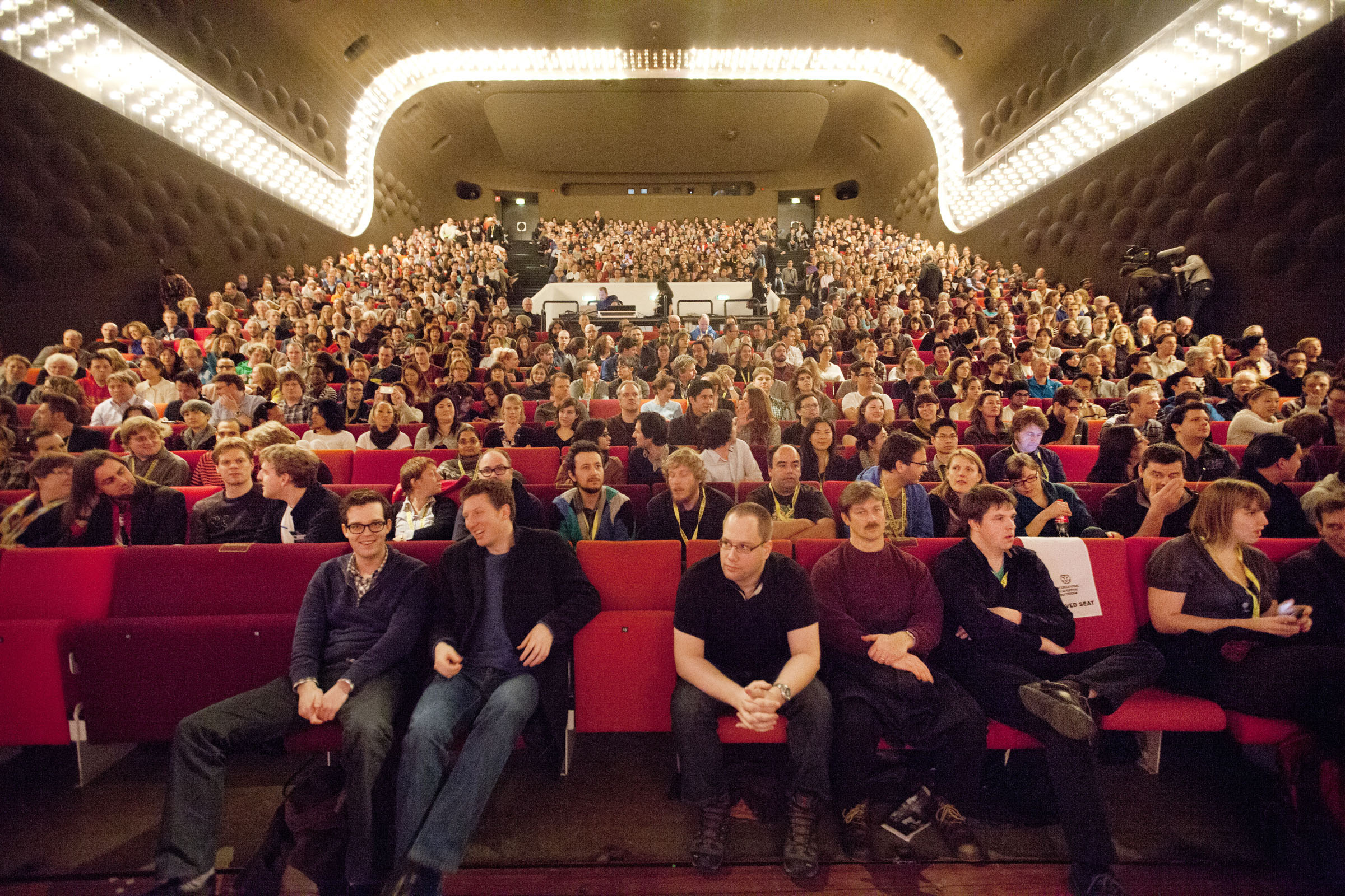 Audience. Полный зал. Полный зал людей. Полный зал женщин. Полный зал слушателей.