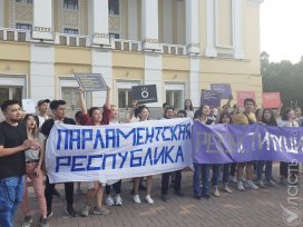 Активисты «Oyan, Qazastan!» закончили марш у ГАТОБа 