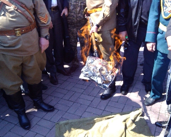 Не тот «герой»: в Алматы публично сожгли номер журнала с Гитлером на обложке