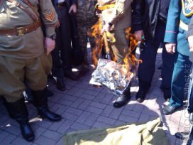 Не тот «герой»: в Алматы публично сожгли номер журнала с Гитлером на обложке