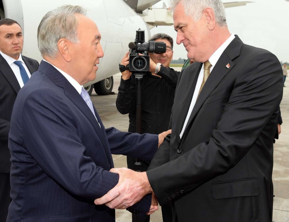 Президент Казахстана прибыл в Белград, в аэропорту его встретил глава Сербии