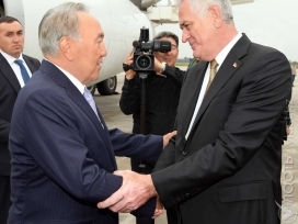 Президент Казахстана прибыл в Белград, в аэропорту его встретил глава Сербии