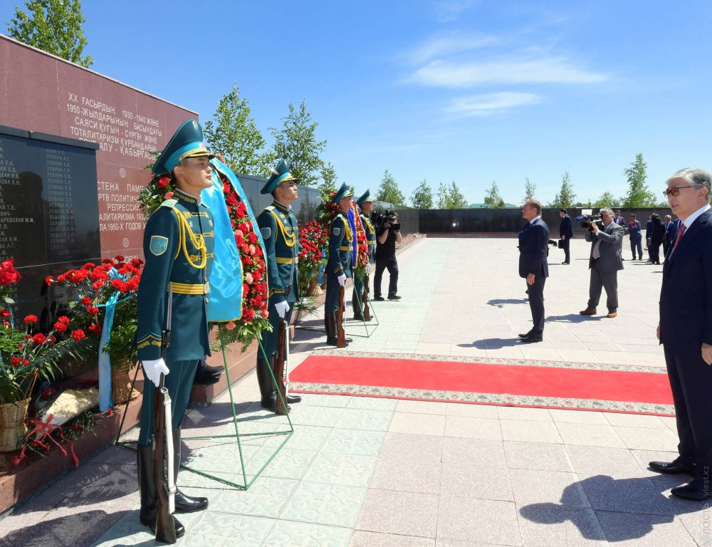 Токаев и Туск почтили память жертв политических репрессий 