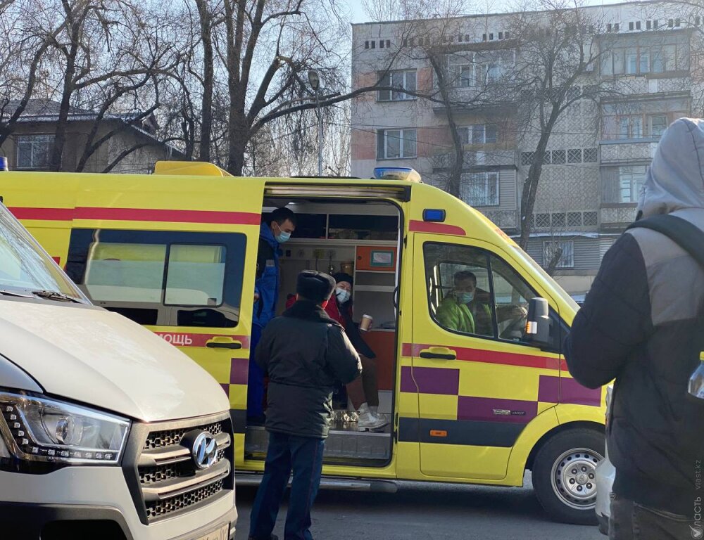 На митинге в Алматы произошла потасовка, пострадавшему оказывают медпомощь
