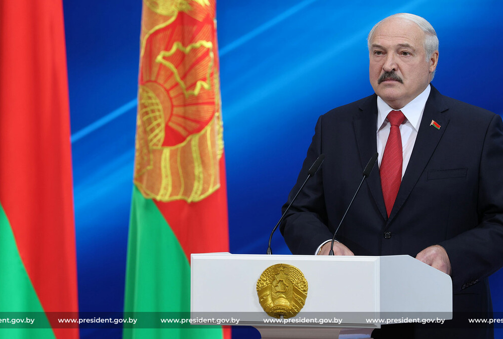 Лукашенко поручил перекрыть границу с Украиной 