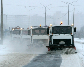 В уборке снега в Алматы задействовано 497 единиц спецтехники и 610 дорожных рабочих