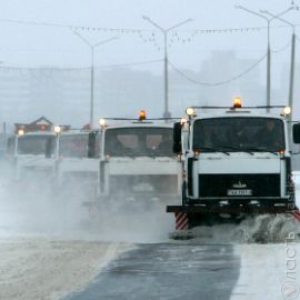 В уборке снега в Алматы задействовано 497 единиц спецтехники и 610 дорожных рабочих