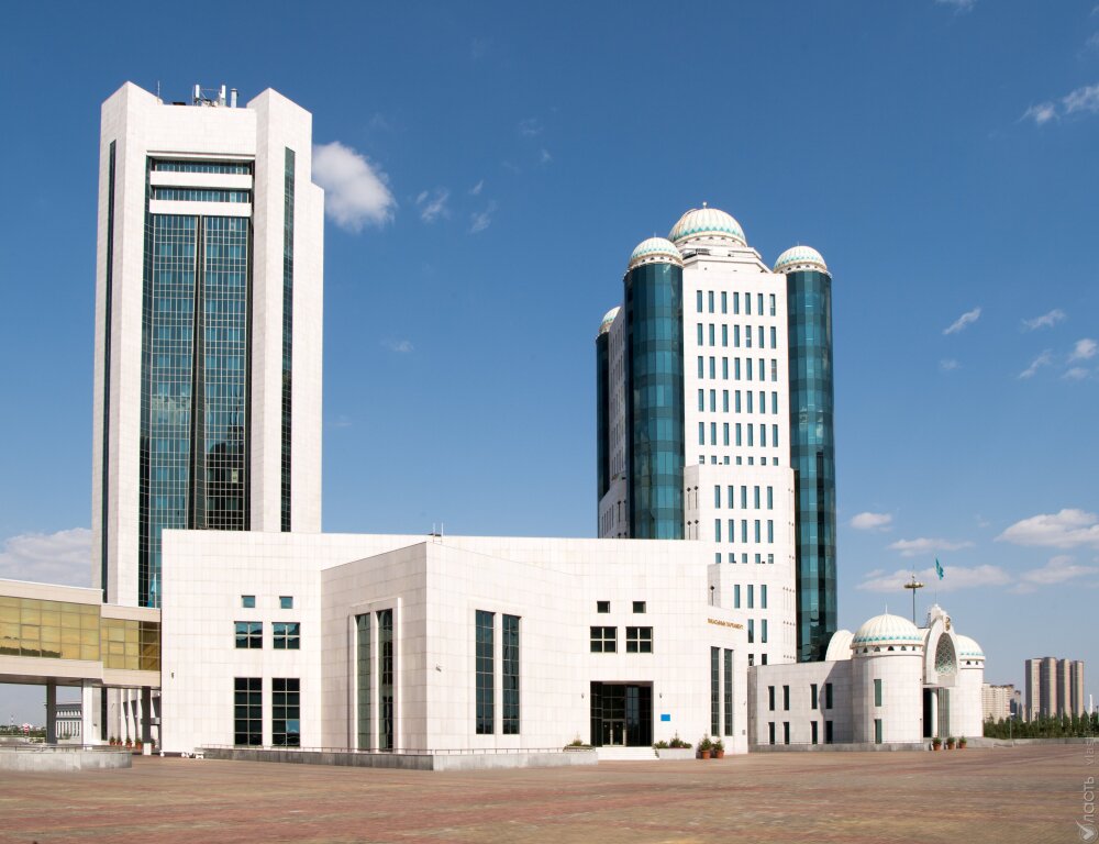 Парламент принял поправки в Конституцию, ограничивающие срок президента Казахстана