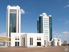 Парламент принял поправки в Конституцию, ограничивающие срок президента Казахстана
