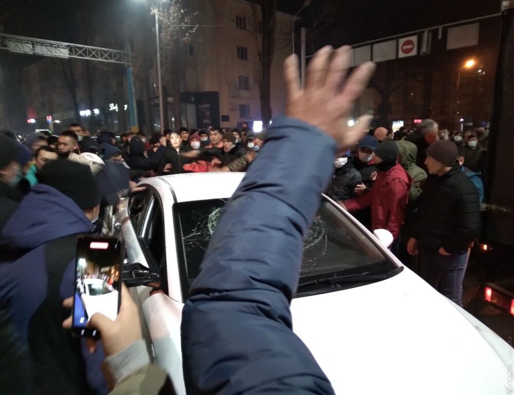 Протестующие в Алматы перекрыли площадь «Астана»