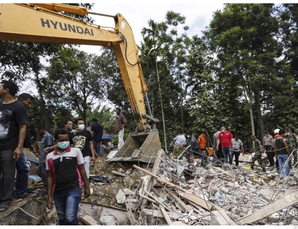 Число жертв землетрясения на севере Индонезии достигло 93 человек