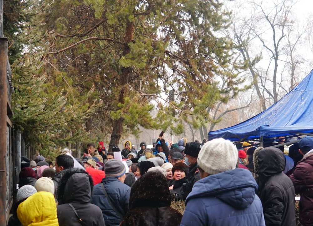 В Алматы около сотни ипотечников собрались у здания агентства по регулированию финрынка 