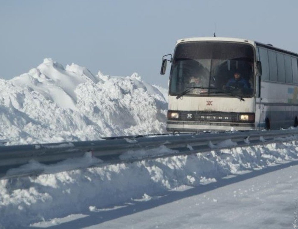 Полицейские спасли людей из замерзшего автобуса в Костанайской области