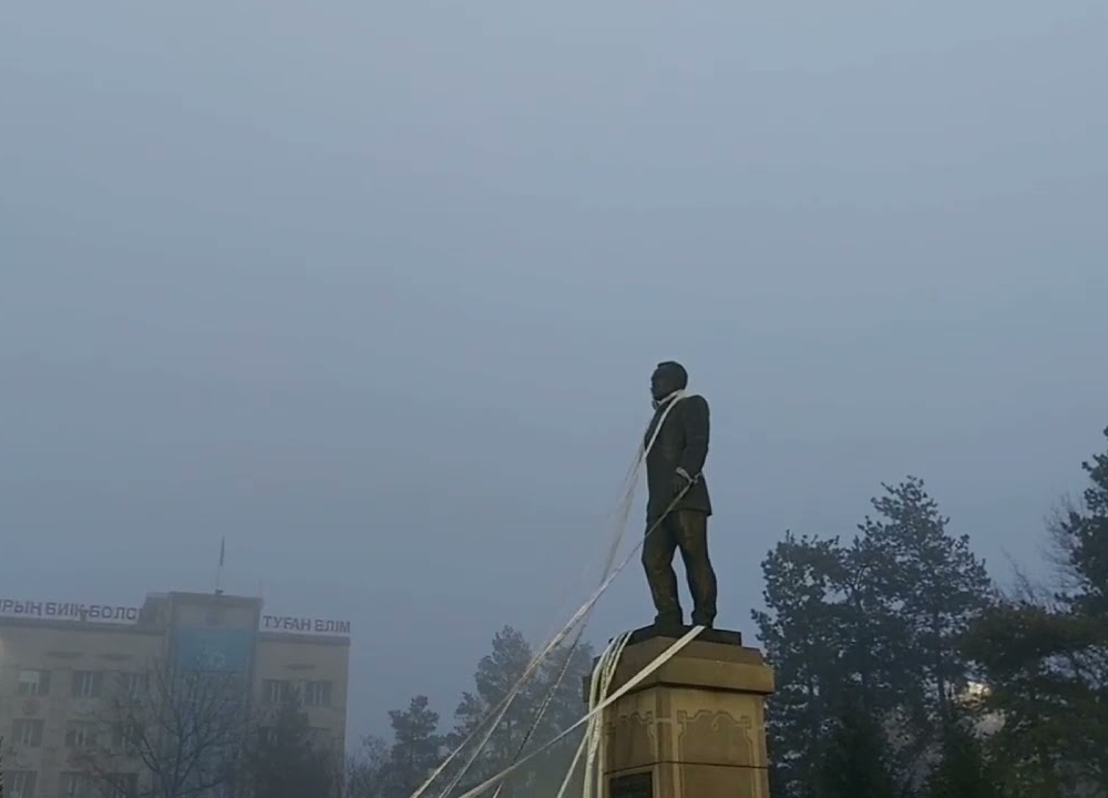 Снесенный в Талдыкоргане памятник Назарбаеву восстанавливать не будут – Бозумбаев