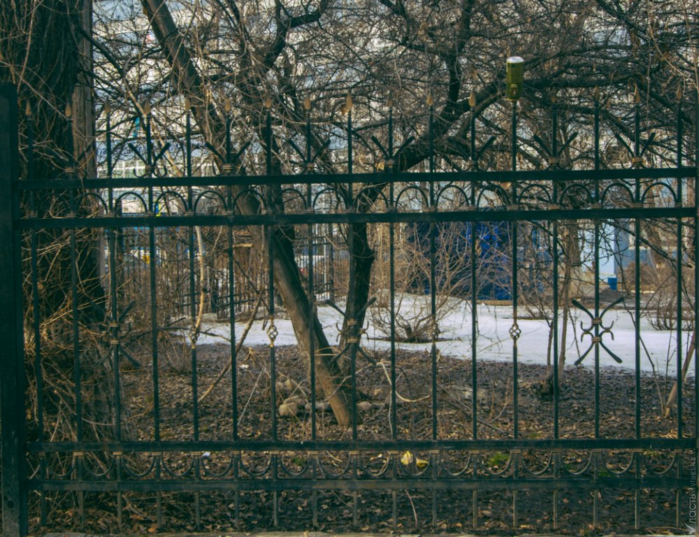 Перед зданиями РОВД Алматы демонтируют заборы