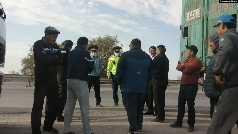 Десятки водителей протестуют против введения платных дорог в Туркестанской области