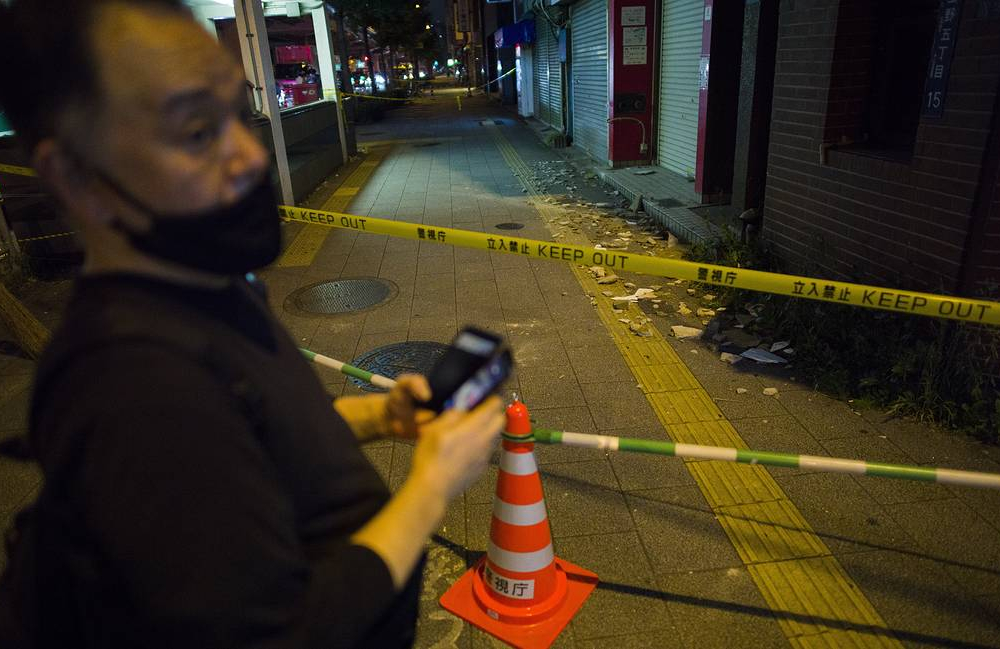 Десятки человек пострадали в результате сильного землетрясения в Японии
