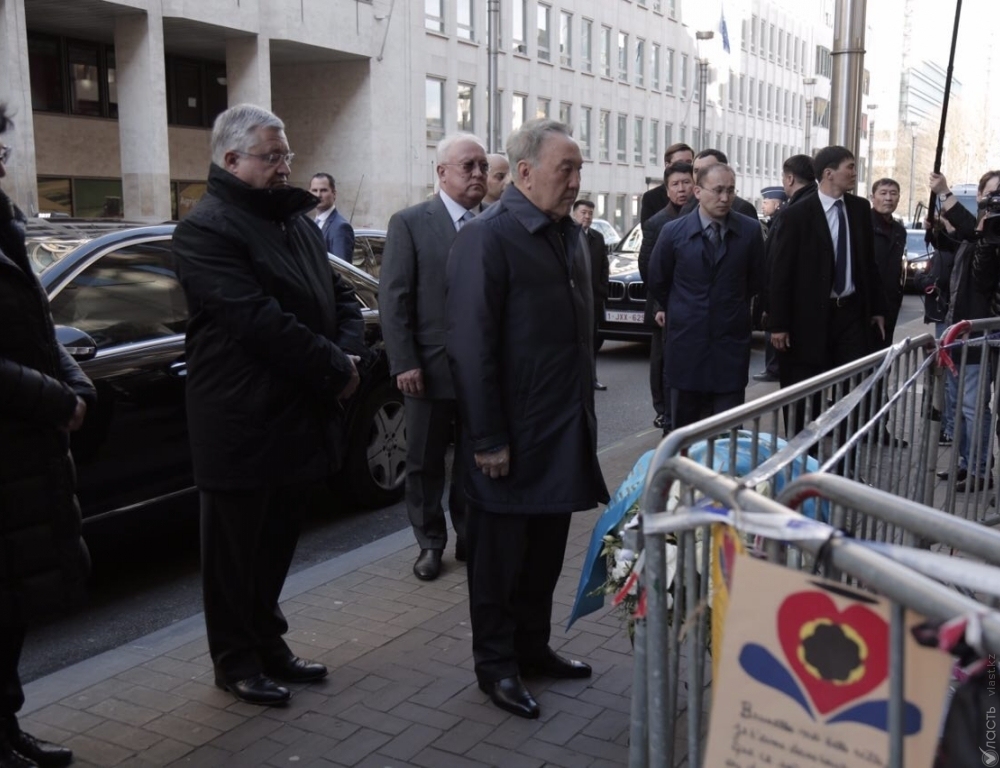 Назарбаев начал визит в Бельгию с посещения места взрыва у метро в Брюсселе