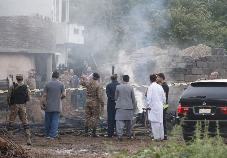 19 человек погибли в результате крушения военного самолета в Пакистане 