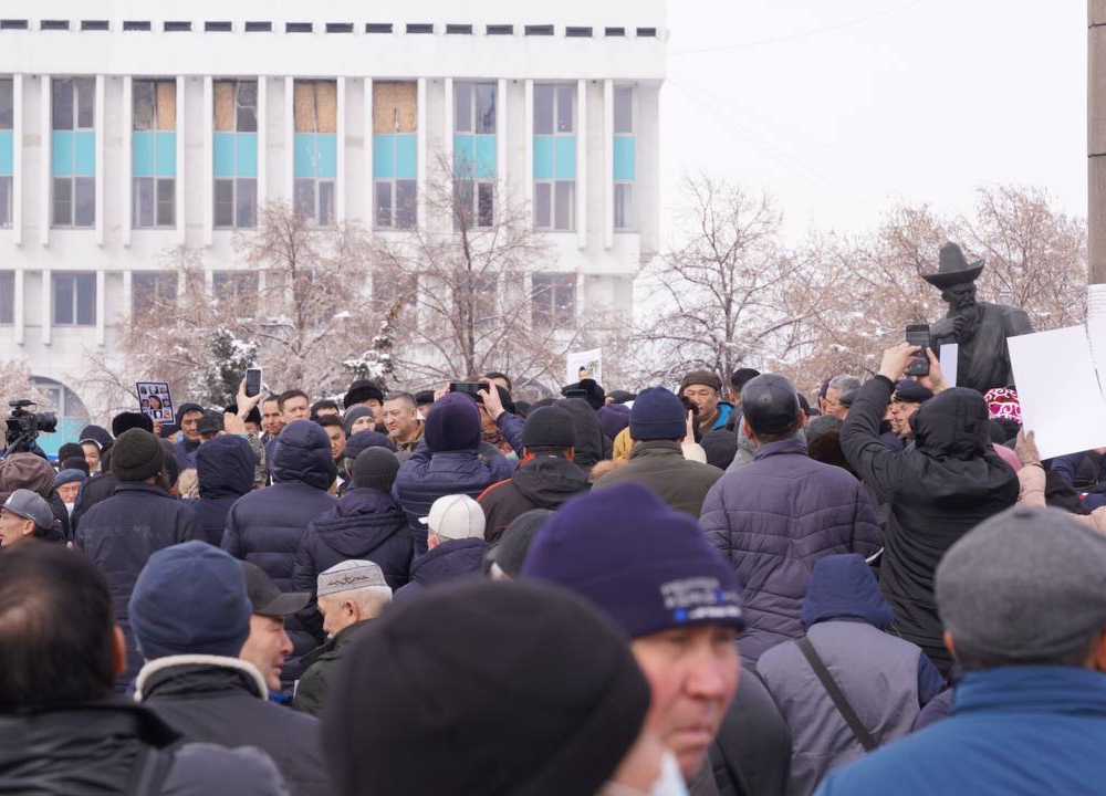 В Алматы задерживают активистов Демпартии перед началом акции памяти жертв января