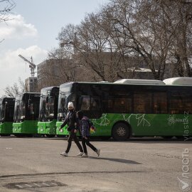 В Алмалинском районе Алматы в этом году обновят более 300 автобусов, обещает Досаев
