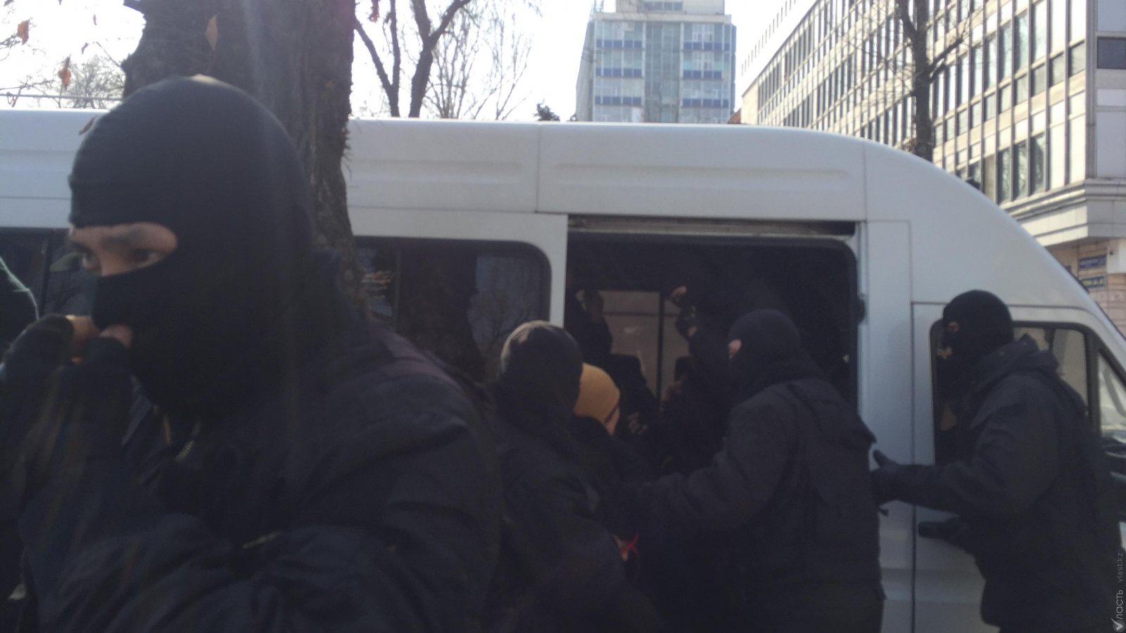 В Алматы задержали несколько десятков человек перед зданием партии «Нур Отан» 