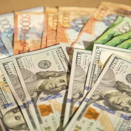 Доллар снизился на бирже до 529,6 тенге