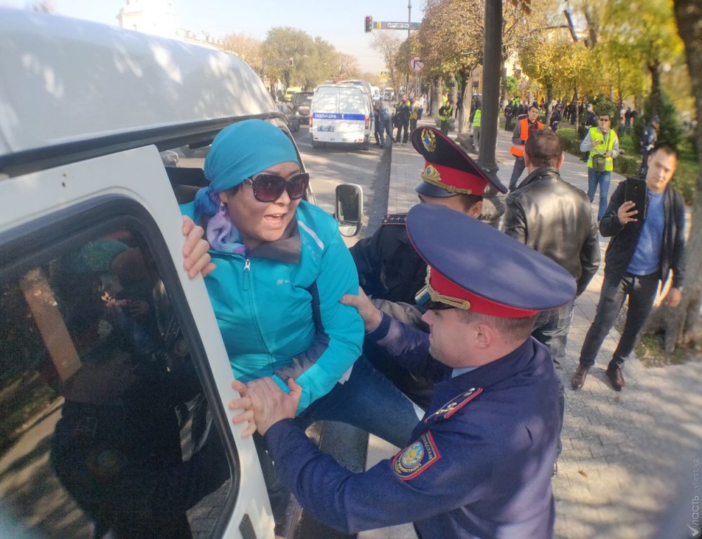 Несколько десятков человек пришли на акции протеста в столице и Алматы