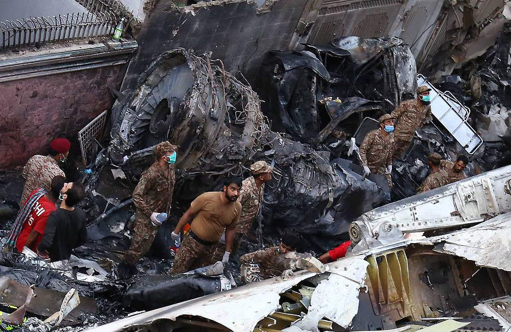 При крушении самолета в Пакистане погибли 97 человек