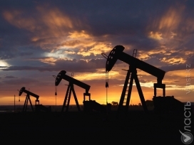 Нефть продолжает дешеветь на данных Минэнерго США о росте запасов сырья