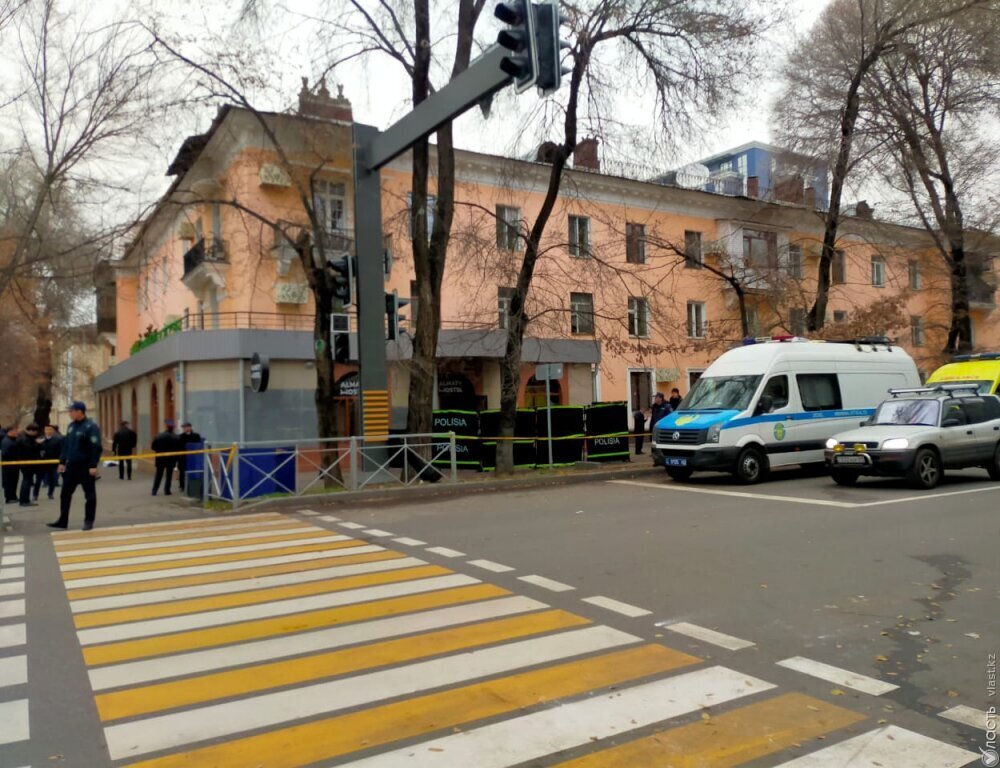 Глава МЧС назвал две возможные причины пожара в хостеле Алматы