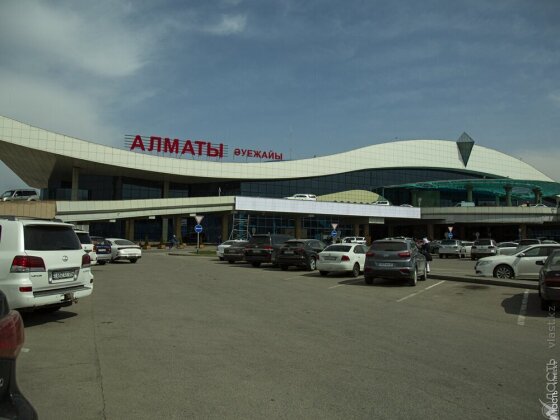 В аэропорту Алматы мужчина напал на сотрудника зоны досмотра