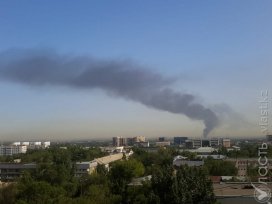 Пожар на лакокрасочном складе в Алматы тушат при помощи двух вертолетов
