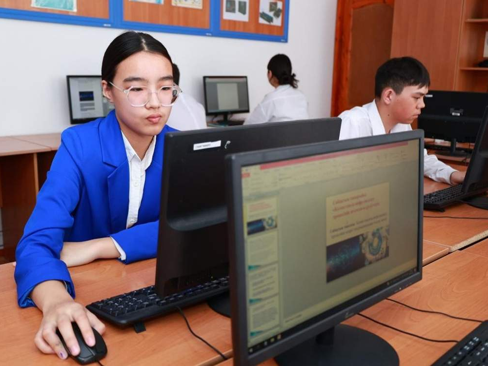 ​Около 2000 школ Казахстана подключат к интернету Starlink до конца года