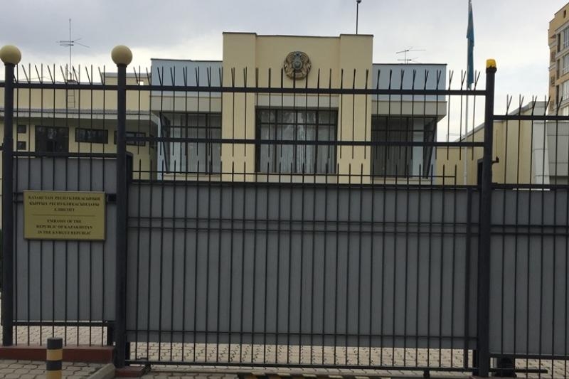 Полиция усилила наряды у посольства Казахстана в Бишкеке