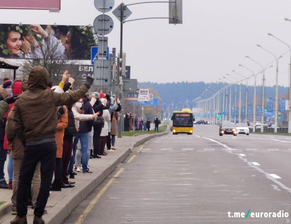 По всему Минску люди вновь стоят в цепях солидарности 