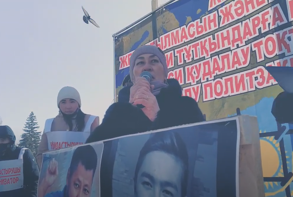 На митинге в Уральске собралось около 200 человек