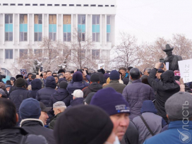 Сотни человек пришли на акцию памяти жертв январских событий в Алматы 