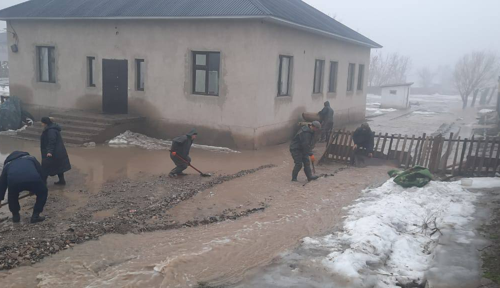 Из-за сильных осадков в Туркестане и Кентау затопило дворы и улицы