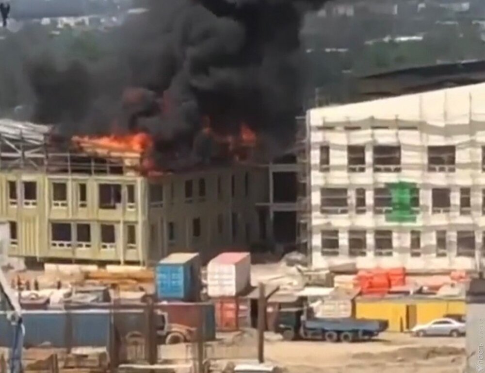 В строящемся здании в Алматы в районе ВОАД произошел пожар